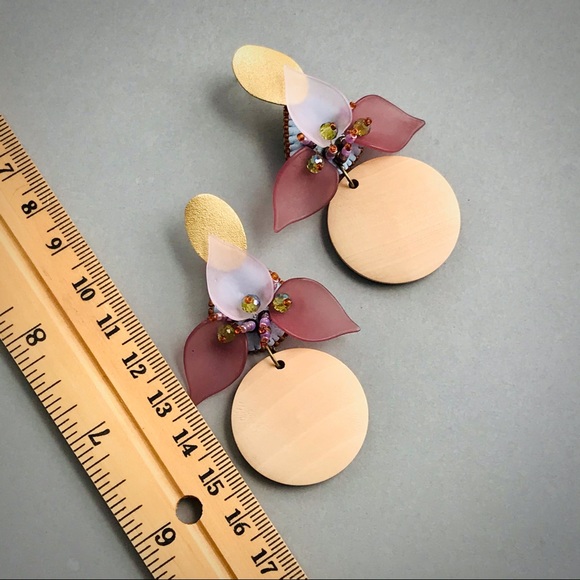 Floral earrings with wood pendant - Picture 13 of 14